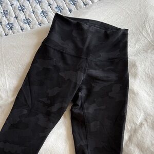 Lululemon camo wunder train size 4, 23 inch length